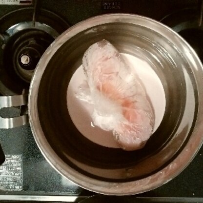 ラップで包まず、ポリ袋のまま調理しました！サーモスの保温鍋で5分加熱、30分保温でしっとり仕上がり大成功でした★